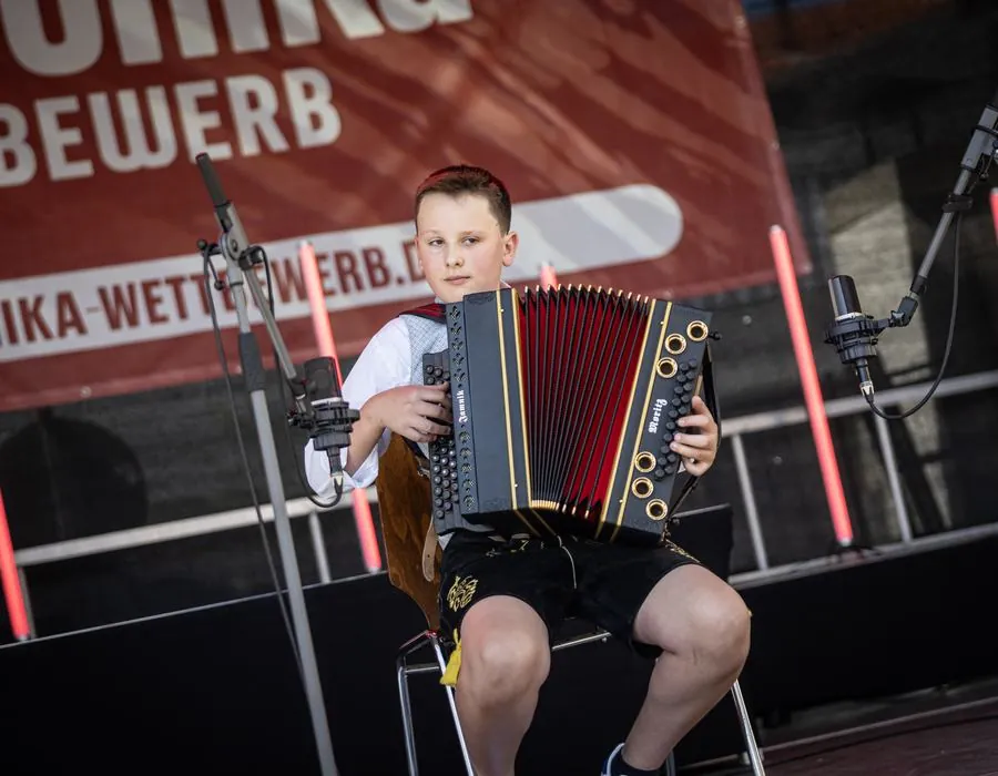 Junger Spieler auf der Bühne beim Finale 2025