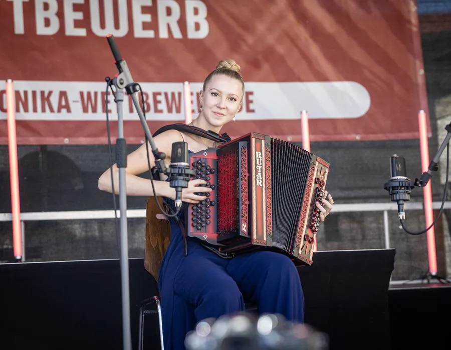 Teilnehmerin mit Harmonika im Finale
