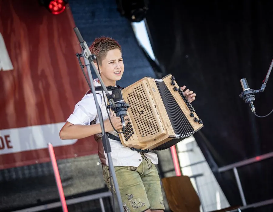 Junger Harmonikaspieler im Finale 2025