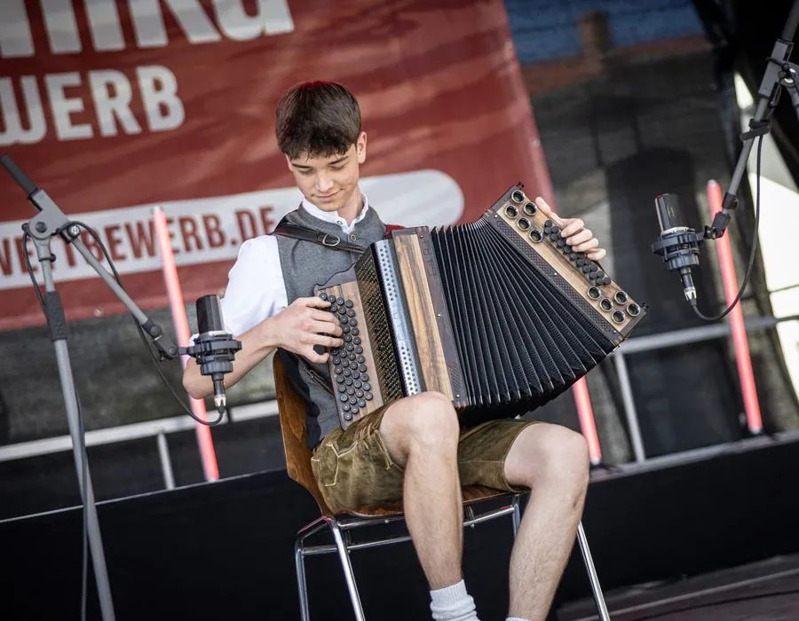 Finalist mit Harmonika auf der Wettbewerbsbühne